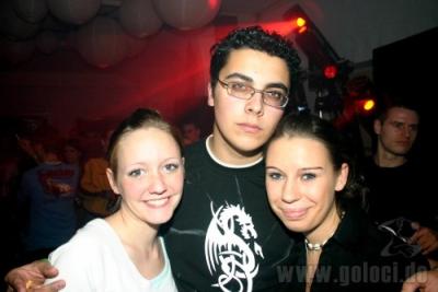 eigentlich fehlt auf dem bild nur noch felix dann is unsere Truppe komplett..mit den drein also:tom,mareike u. Felix hat man immer ganz viel fun